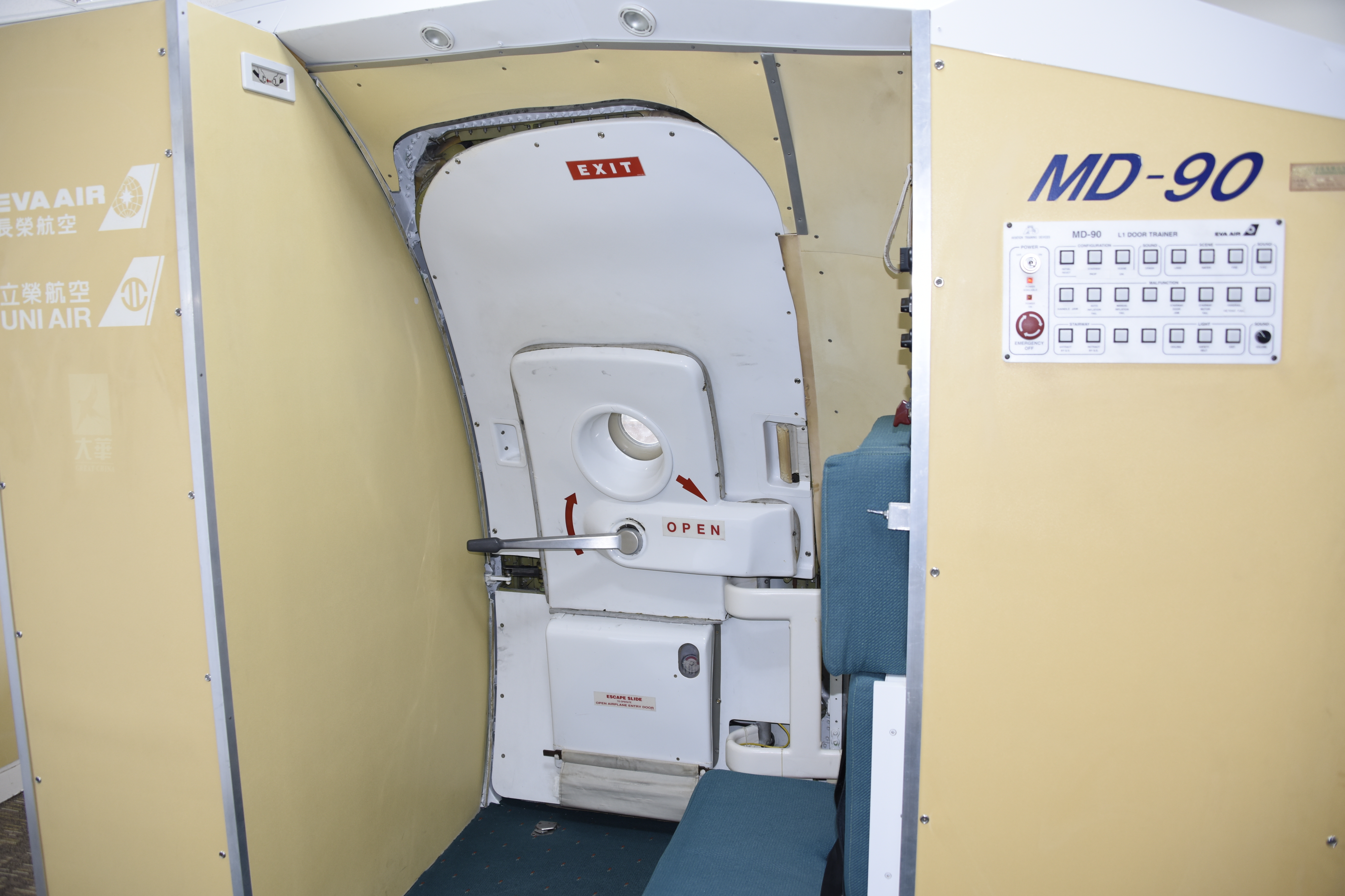 MD90艙門訓練器暨逃生滑梯(C406教室)-1