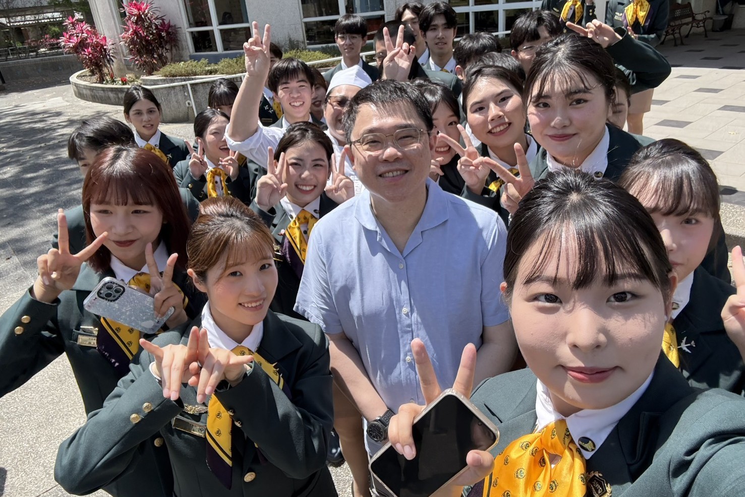 Link to 20250313星宇航空張國煒董事長與航運系同學玩自拍